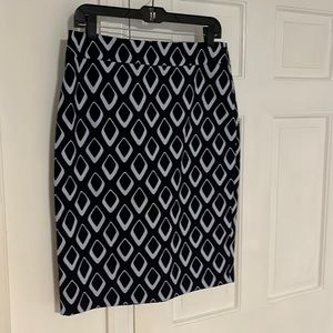 NWT Ann Taylor pencil skirt. Size 10, navy and pale blue print with texture!